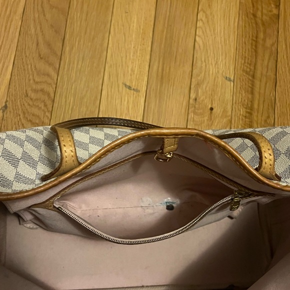 Louis Vuitton Neverfull MM - Picture 9 of 15